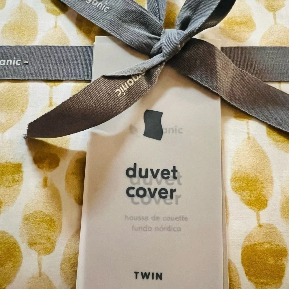 WEST ELM TWIN SIZE DUVET COVER WITH AN ABSTRACT YELLOWISH GOLD PATTERN NWT